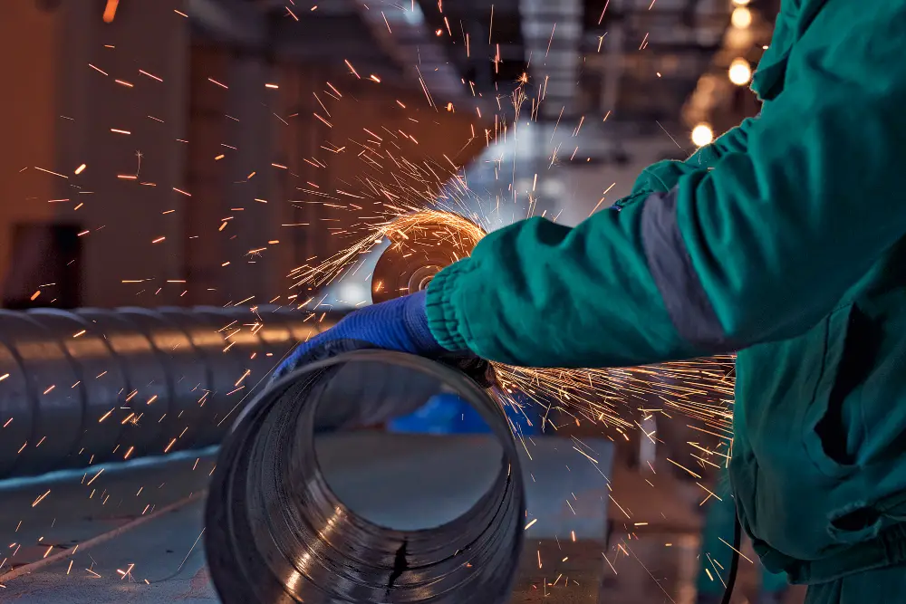 Hombre trabajando con soldadura