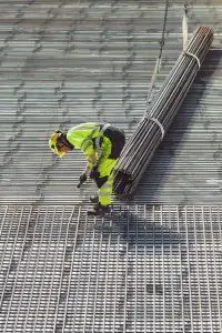 Hombre trabajando en una construccion de acero